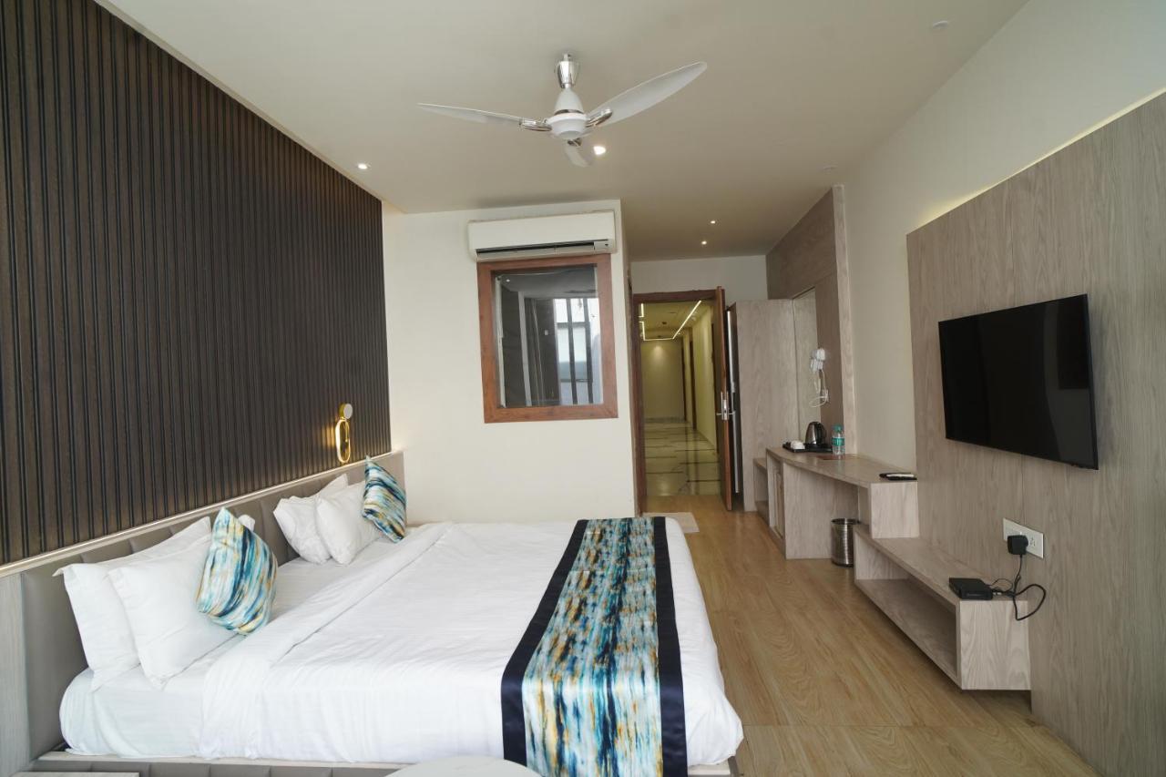 Familia Hotel And Banquets Lucknow Eksteriør billede