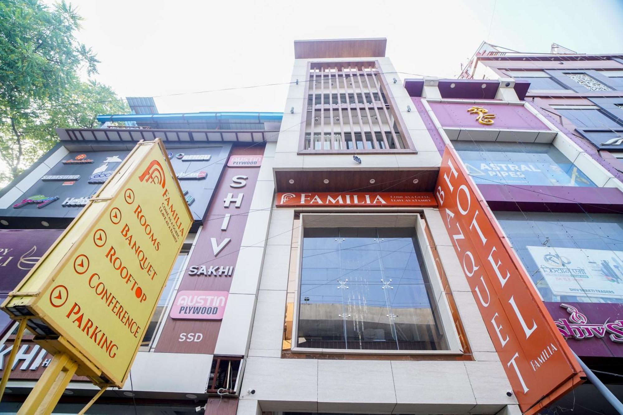 Familia Hotel And Banquets Lucknow Eksteriør billede